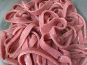Una foto de fideos de remolacha