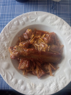 Una foto de Meloso de fideos con costilla