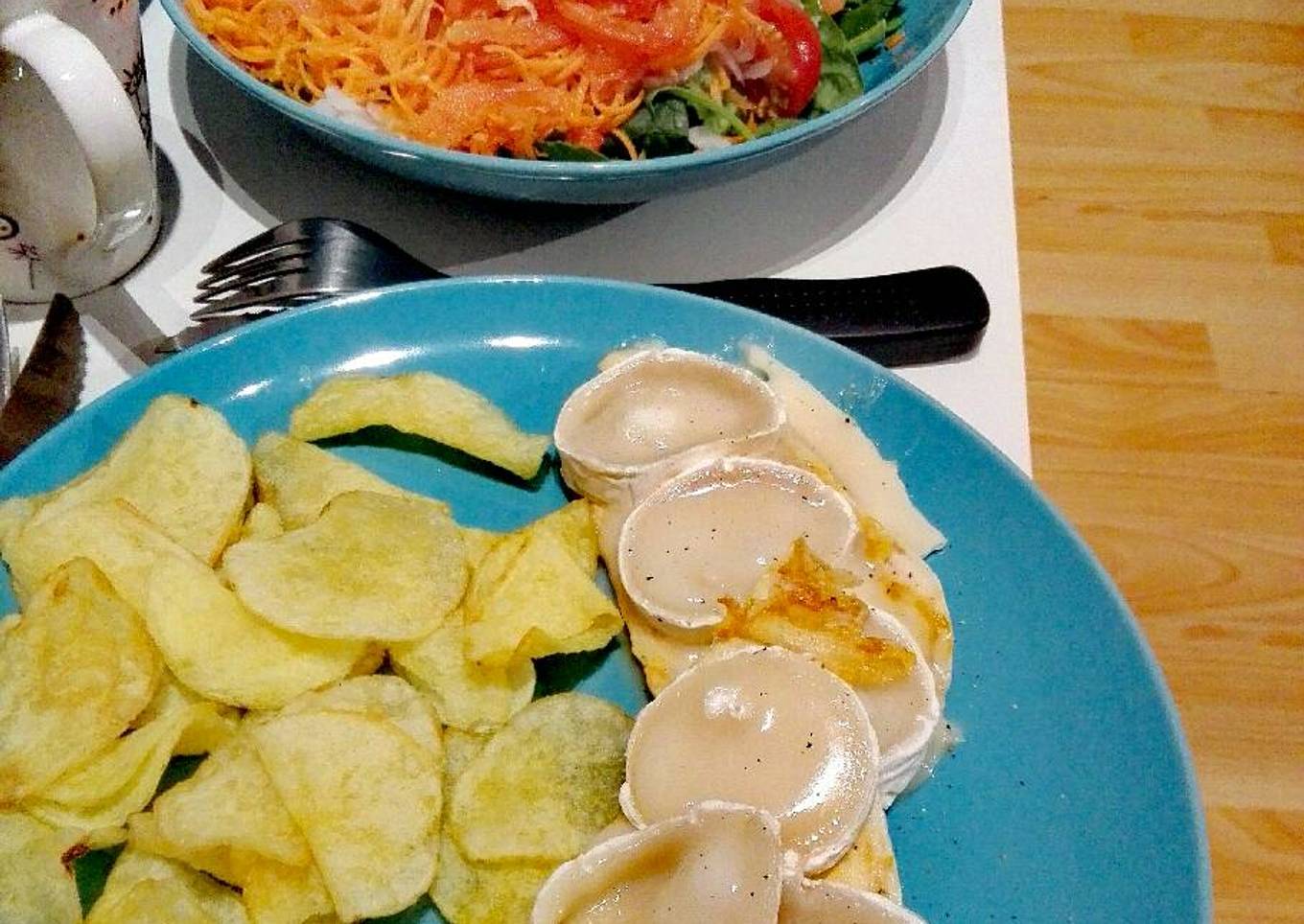 Ensalada verde y pollo con queso a la plancha con patatas chips