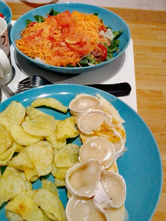 Una foto de Ensalada verde y pollo con queso a la plancha con patatas chips