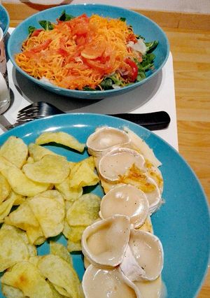 Una foto de Ensalada verde y pollo con queso a la plancha con patatas chips
