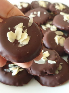 Una foto de Galletas de chocolate sin harina y sin horno/ comida de Marruecos