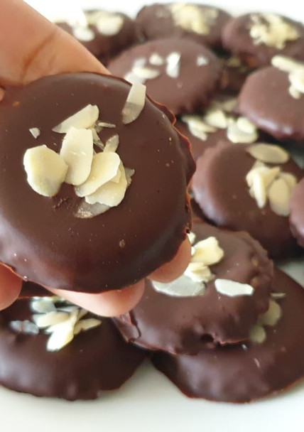 Una foto de Galletas de chocolate sin harina y sin horno/ comida de Marruecos