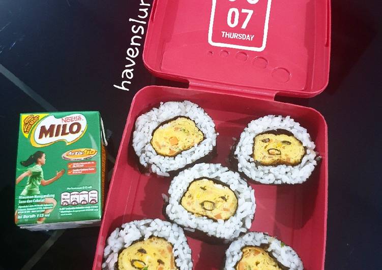 Tamagoyaki sushi roll
