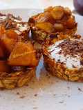 Cestini di avena con yogurt e frutta caramellata