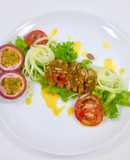 Gà áp chảo sốt chanh leo, kèm salad