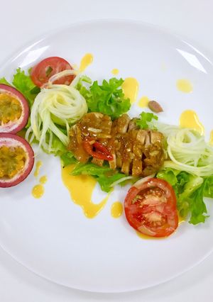 Hình của món Gà áp chảo sốt chanh leo, kèm salad.