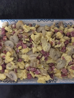Una foto de Revuelto de champiñones y jamón