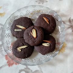 A picture of Mini Chocolate Cookies without Oven.