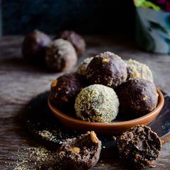 A picture of Ragi coconut laddoos.