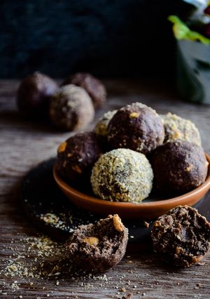 A picture of Ragi coconut laddoos.