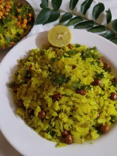 कांदा पोहे (kanda pohe recipe in marathi) रेसिपी चे मुख्य फोटो 