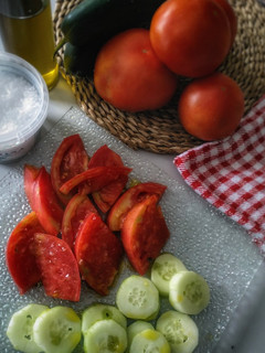 Una foto de Simplemente tomate con pepino