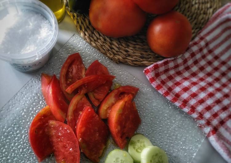 Simplemente tomate con pepino