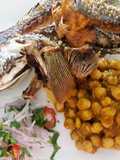 Garbanzos con Pescado Frito y Sarza de Cebolla a lo Carmelita
