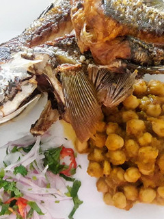 Una foto de Garbanzos con Pescado Frito y Sarza de Cebolla a lo Carmelita