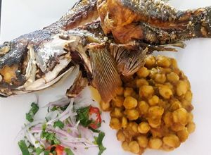 Foto principal de Garbanzos con Pescado Frito y Sarza de Cebolla a lo Carmelita