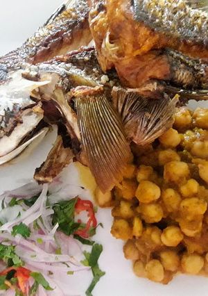 Una foto de Garbanzos con Pescado Frito y Sarza de Cebolla a lo Carmelita