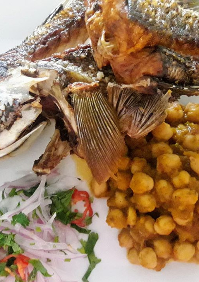 Una foto de Garbanzos con Pescado Frito y Sarza de Cebolla a lo Carmelita