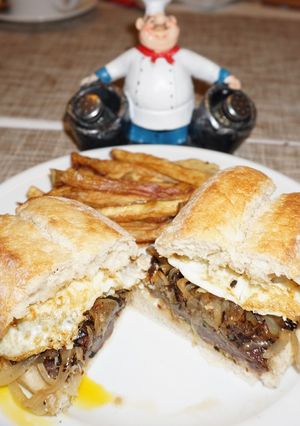 Una foto de Sándwich de churrasco de lomo a lo pobre