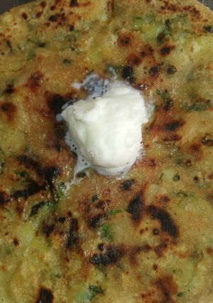 A picture of Makhni aalu paratha.