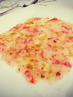 Una foto de Carpaccio de gambas de rojas foodtruck con salsa de jalapeños