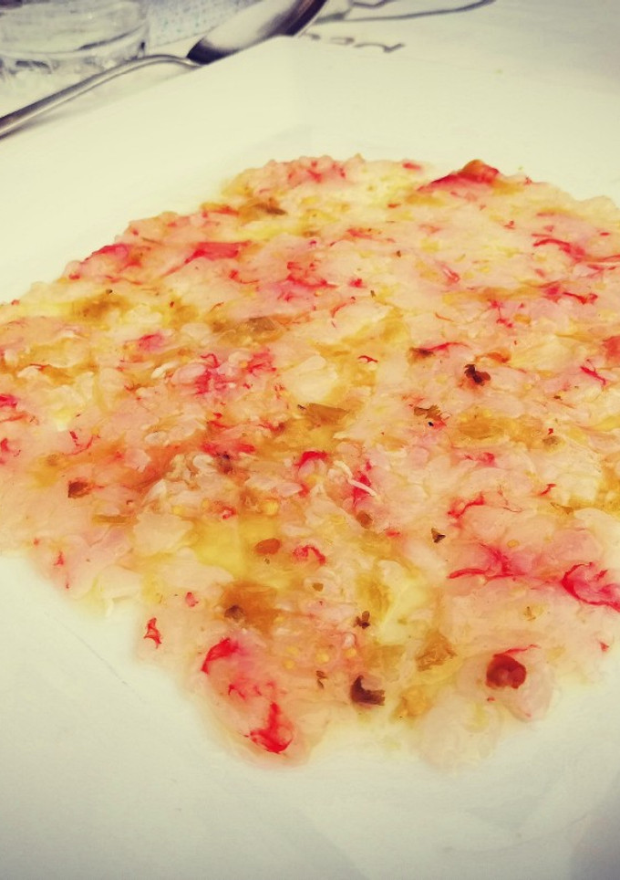 Una foto de Carpaccio de gambas de rojas foodtruck con salsa de jalapeños