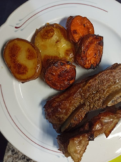Una foto de Asado al horno con papas y boniato