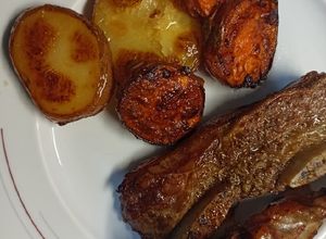 Una foto de Asado al horno con papas y boniato