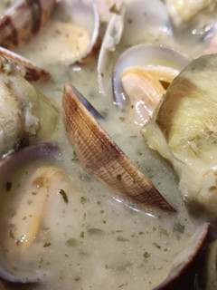 Una foto de Alcachofas a la Plancha con Almejas en Salsa Verde