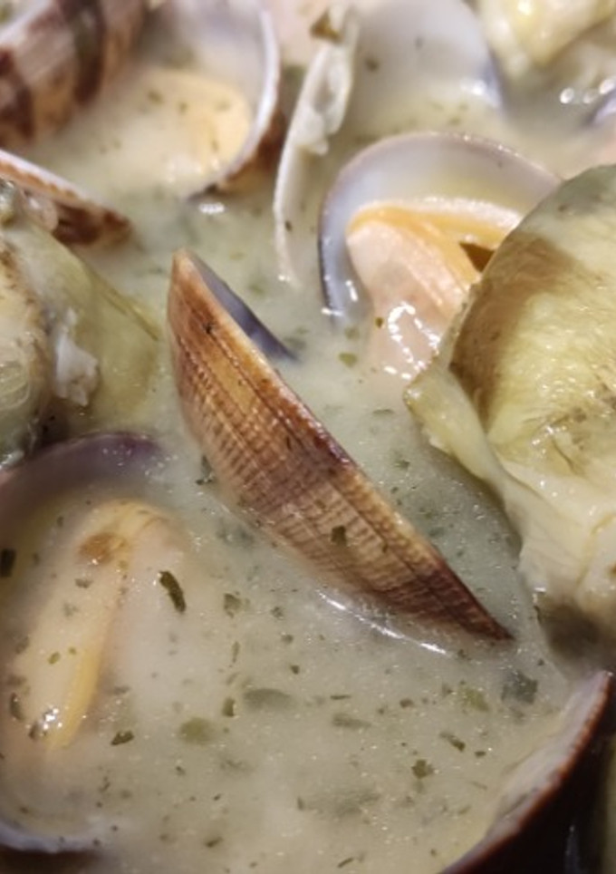 Una foto de Alcachofas a la Plancha con Almejas en Salsa Verde