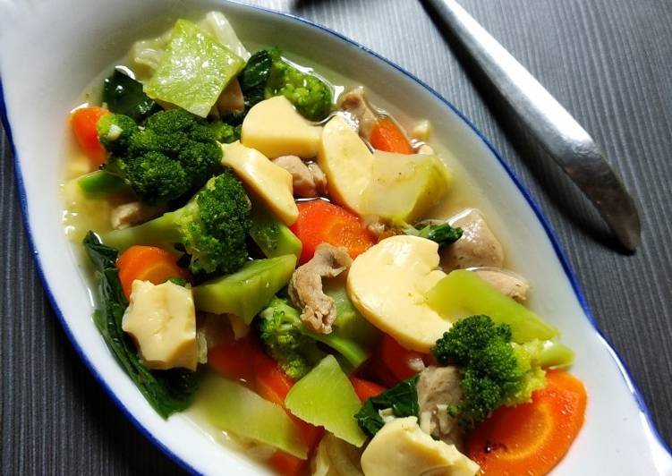 Cara Gampang memasak Bonggol Brokoli Kuah Tofu Ayam Aroma Bawang Putih yang Lezat