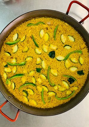 Una foto de Arroz con calabacín, pollo y pimiento verde