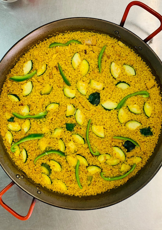 Una foto de Arroz con calabacín, pollo y pimiento verde