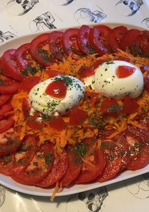 Une photo de Salade de tomates et carottes à la burrata,huile de truffe et balsamique blanc