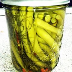 A picture of Julie's Dilly Beans.