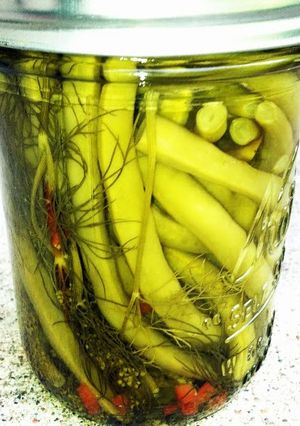 A picture of Julie's Dilly Beans.