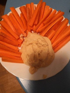 Una foto de Hummus sin tahini con zanahorias