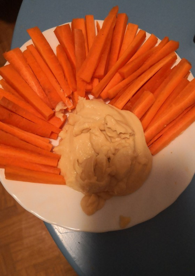 Una foto de Hummus sin tahini con zanahorias