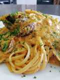 Linguine al pesto di peperoni con pistacchio e vongole veraci