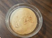 Una foto de salsa de mostaza con crema de leche