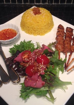 Hình của món Cơm gà xiên nướng .