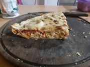 Una foto de pollo tomate queso