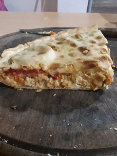Una foto de Tarta de pollo, queso, tomate y más