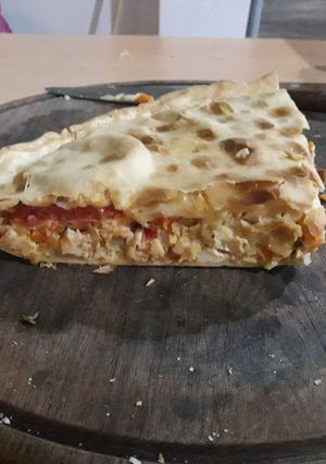 Una foto de Tarta de pollo, queso, tomate y más