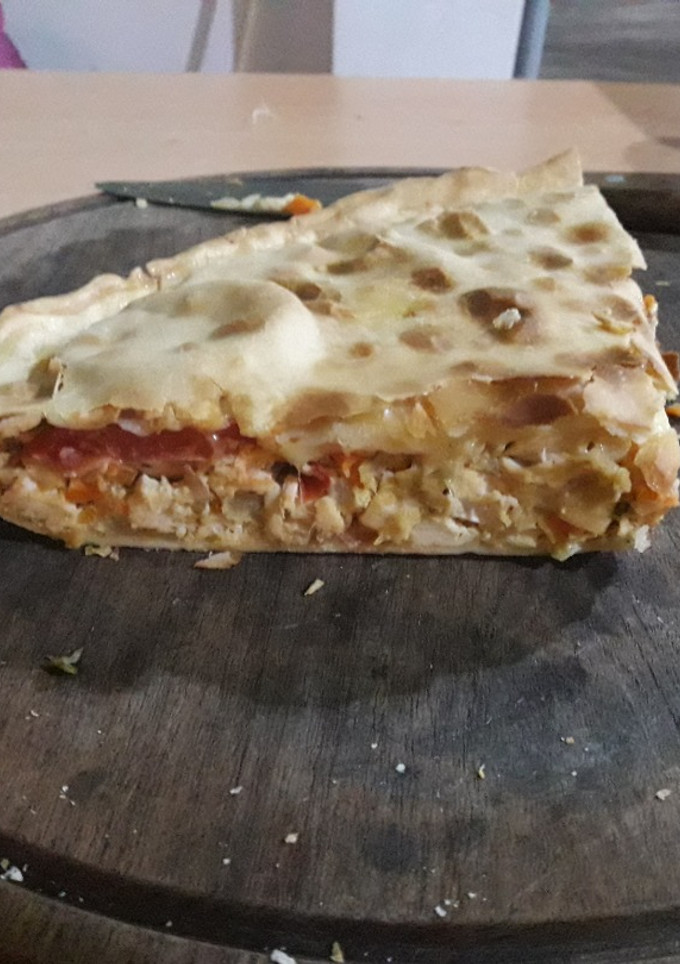 Una foto de Tarta de pollo, queso, tomate y más