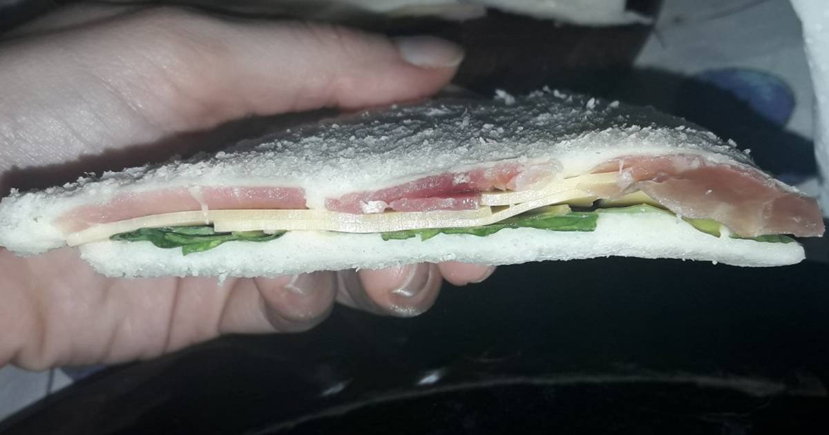 Sándwich húmedos de jamón crudo y rúcula Receta de Agostina García