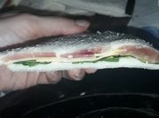 Una foto de sandwich de jamón serrano con queso