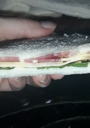 Una foto de Sándwich húmedos de jamón crudo y rúcula