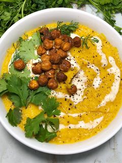 Una foto de Crema de calabaza y pollo